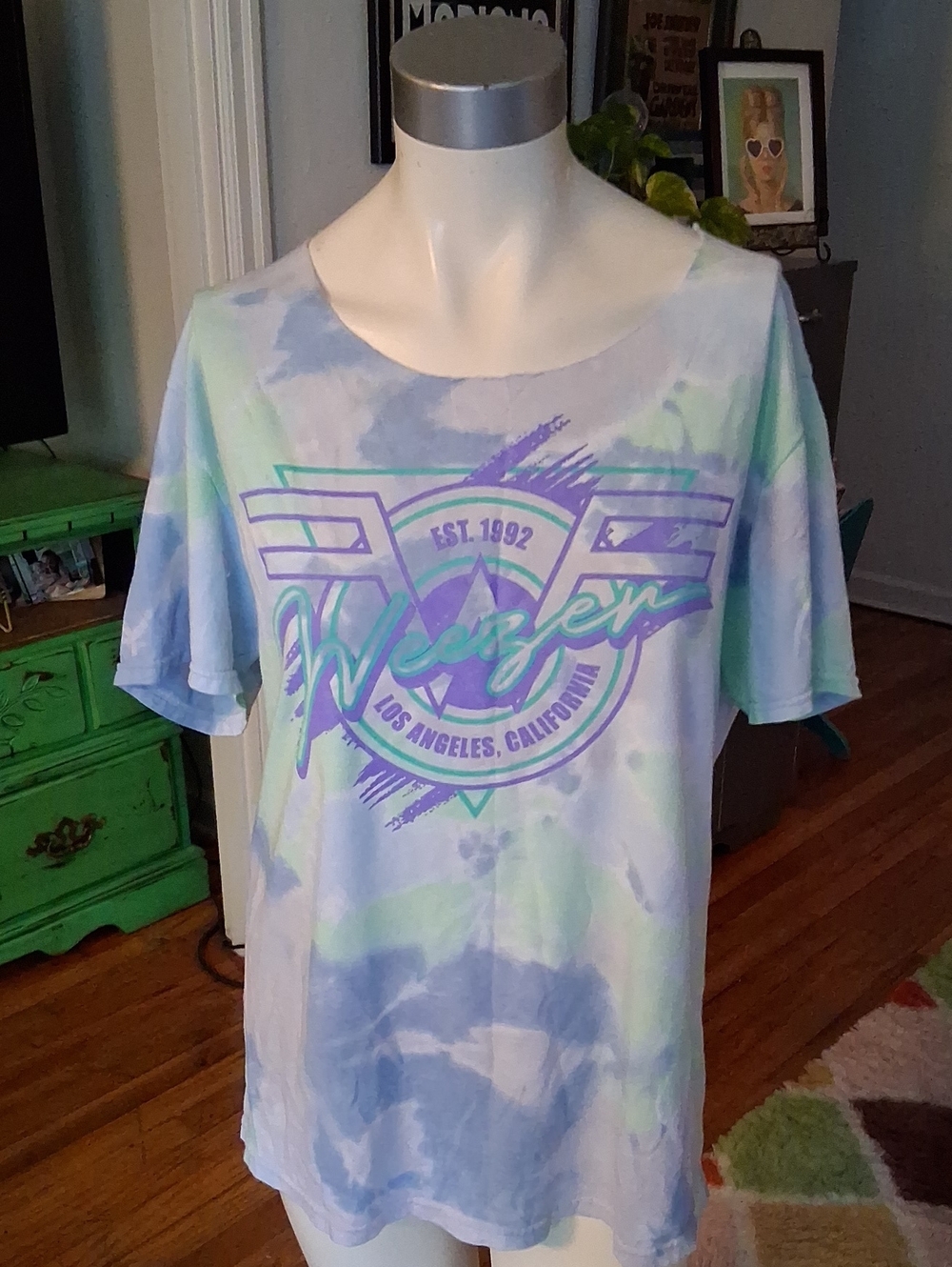 Tie-Dye Graphic Women’s Tee in Light Blue and Mint